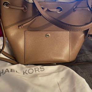 Michael Kors Saffiano leather medium bucket bag drawstring. Great condition